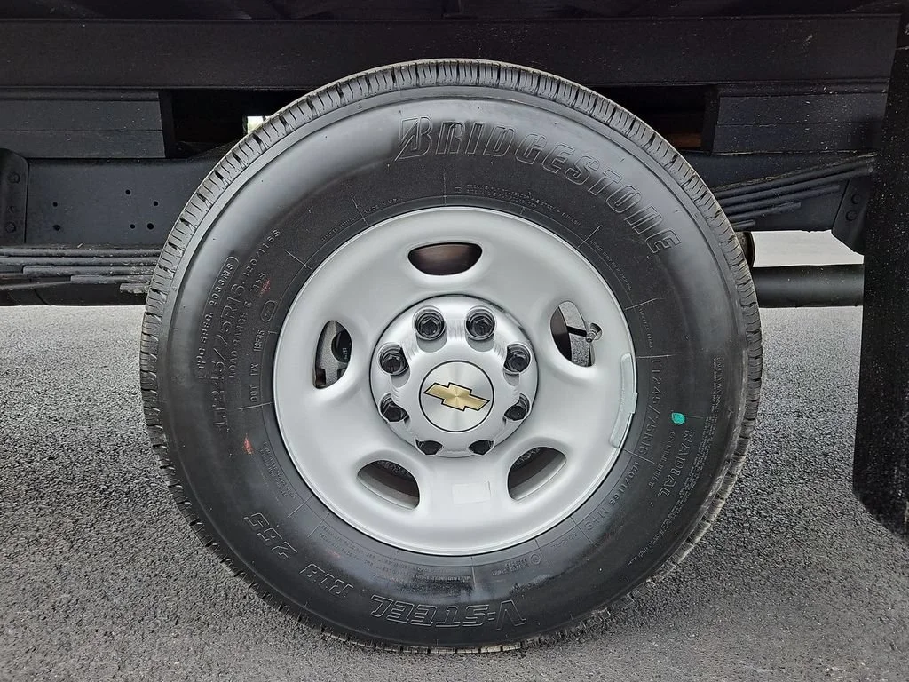 New 2025 Summit White Chevrolet 1WT image 26