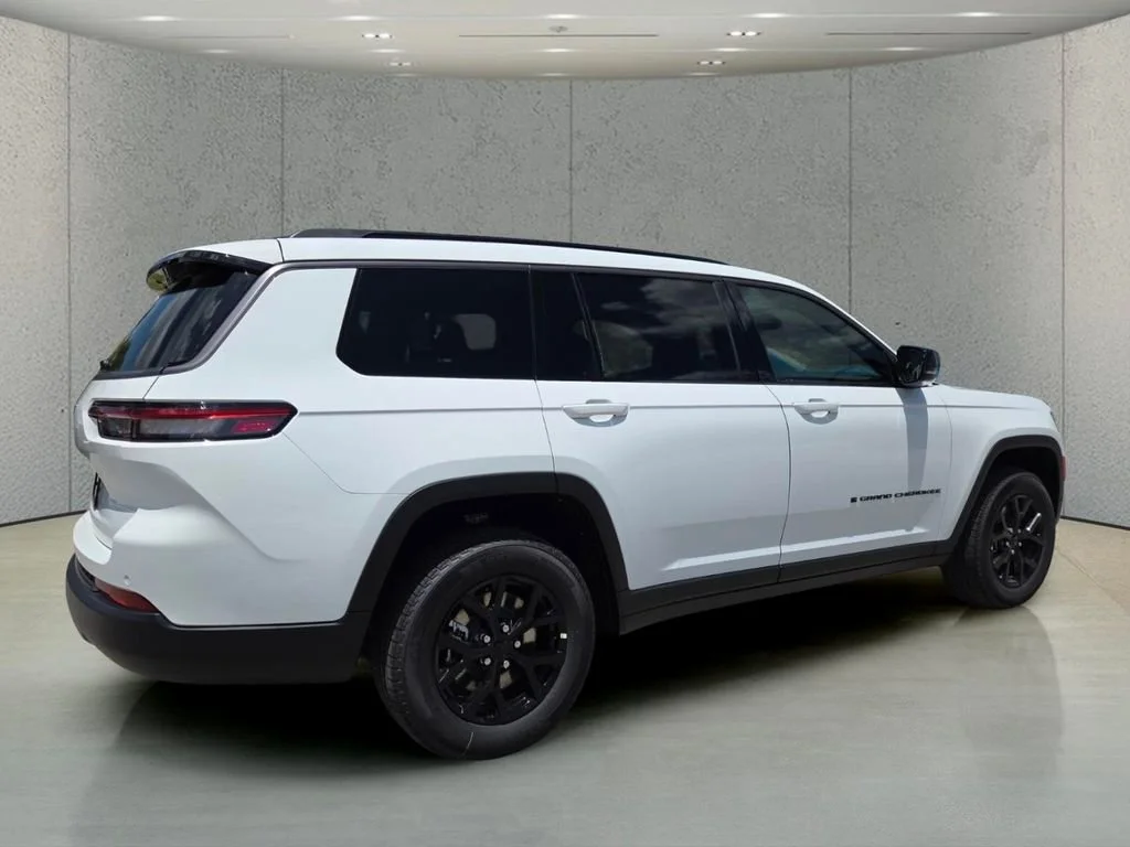 New 2026 Bright White Clear-Coat Exterior Paint Jeep Laredo Altitude image 4