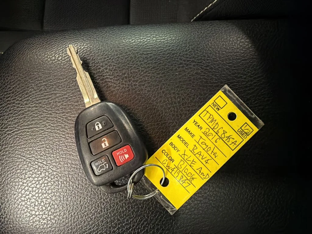 Used 2016 Gray Toyota XLE image 37