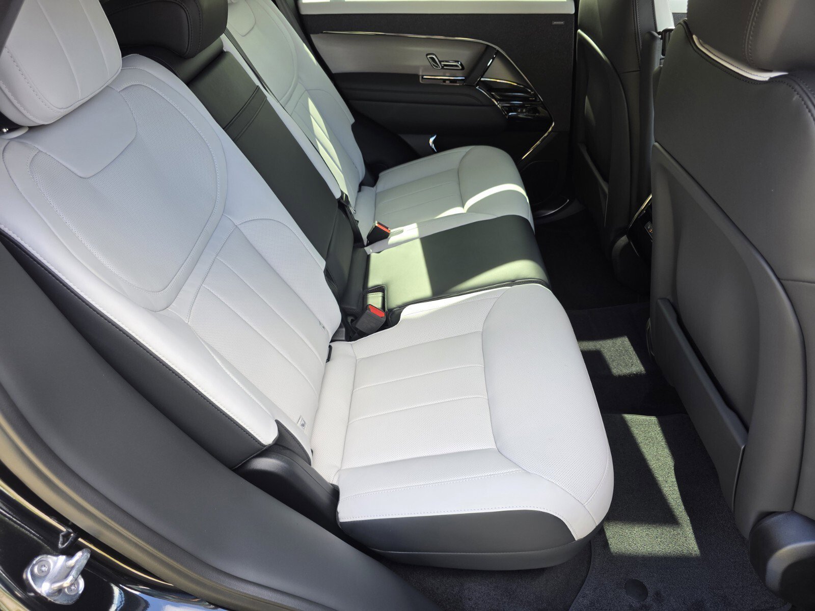 New 2026 Santorini Black Land Rover P460e Dynamic SE image 5