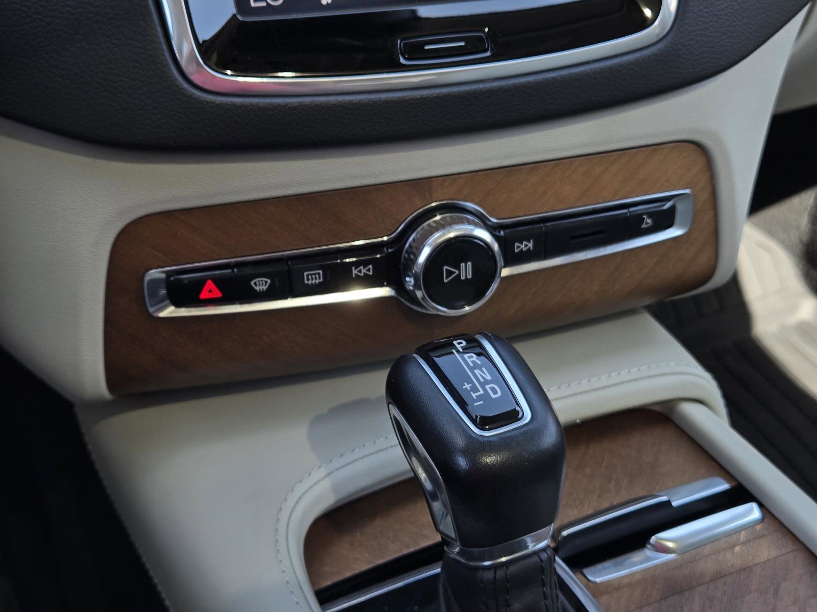 Used 2019 Crystal White Pearl Volvo Inscription image 23