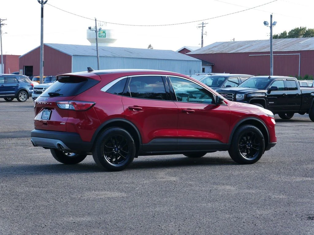 Used 2022 Red Ford SE image 3