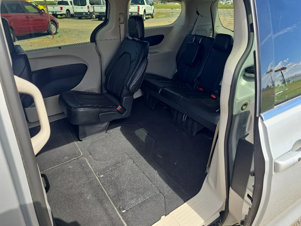 Used 2024 Silver Chrysler Touring L image 34