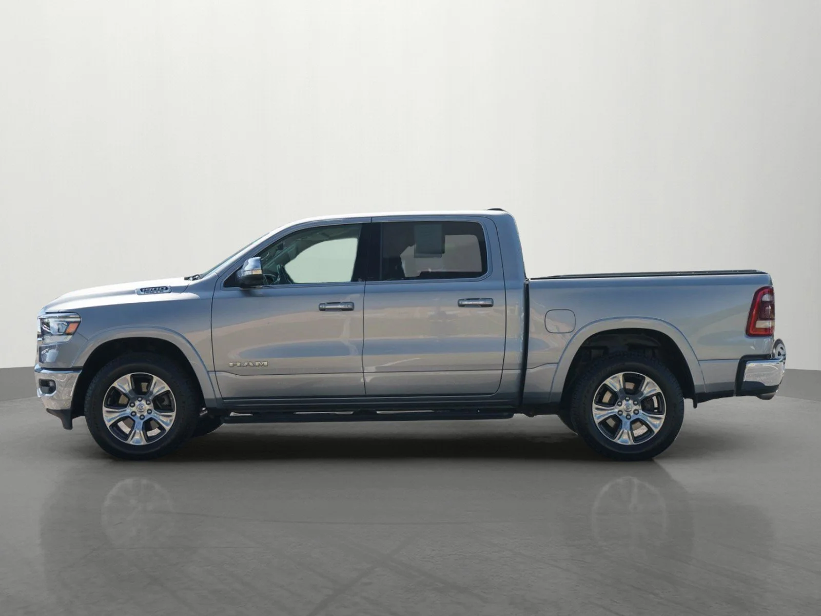 Used 2020 Billet Silver Metallic Clearcoat Ram Laramie image 4