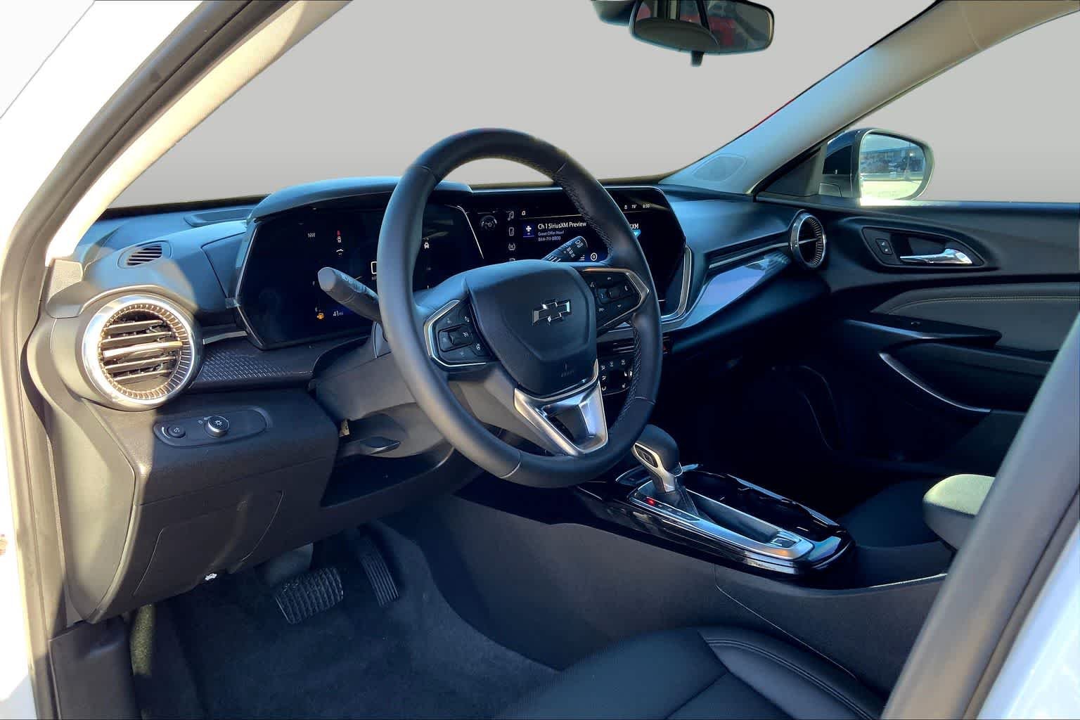 Used 2025 Summit White Chevrolet ACTIV image 18