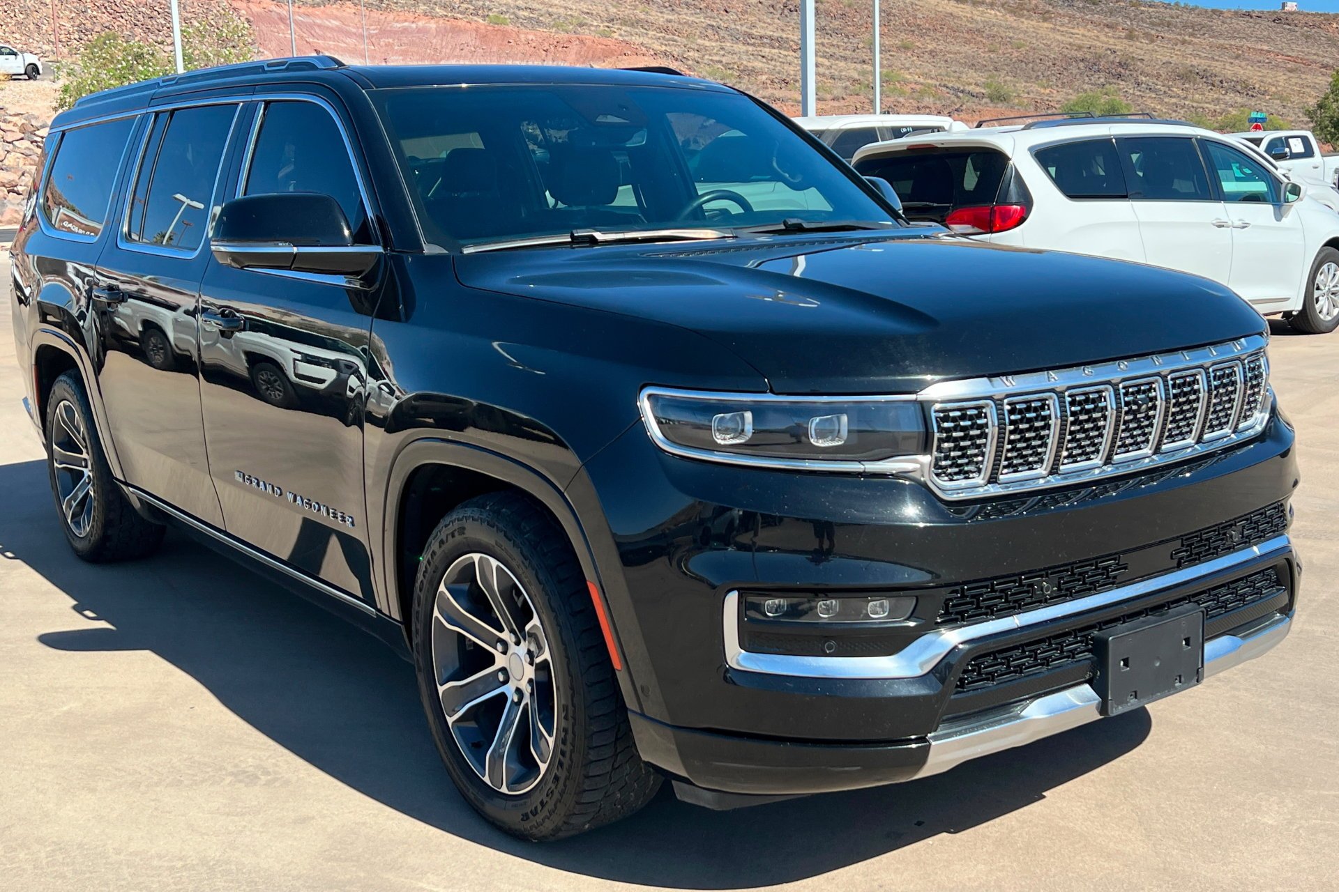 Used 2024 Diamond Black Crystal Pearlcoat Jeep Base image 8