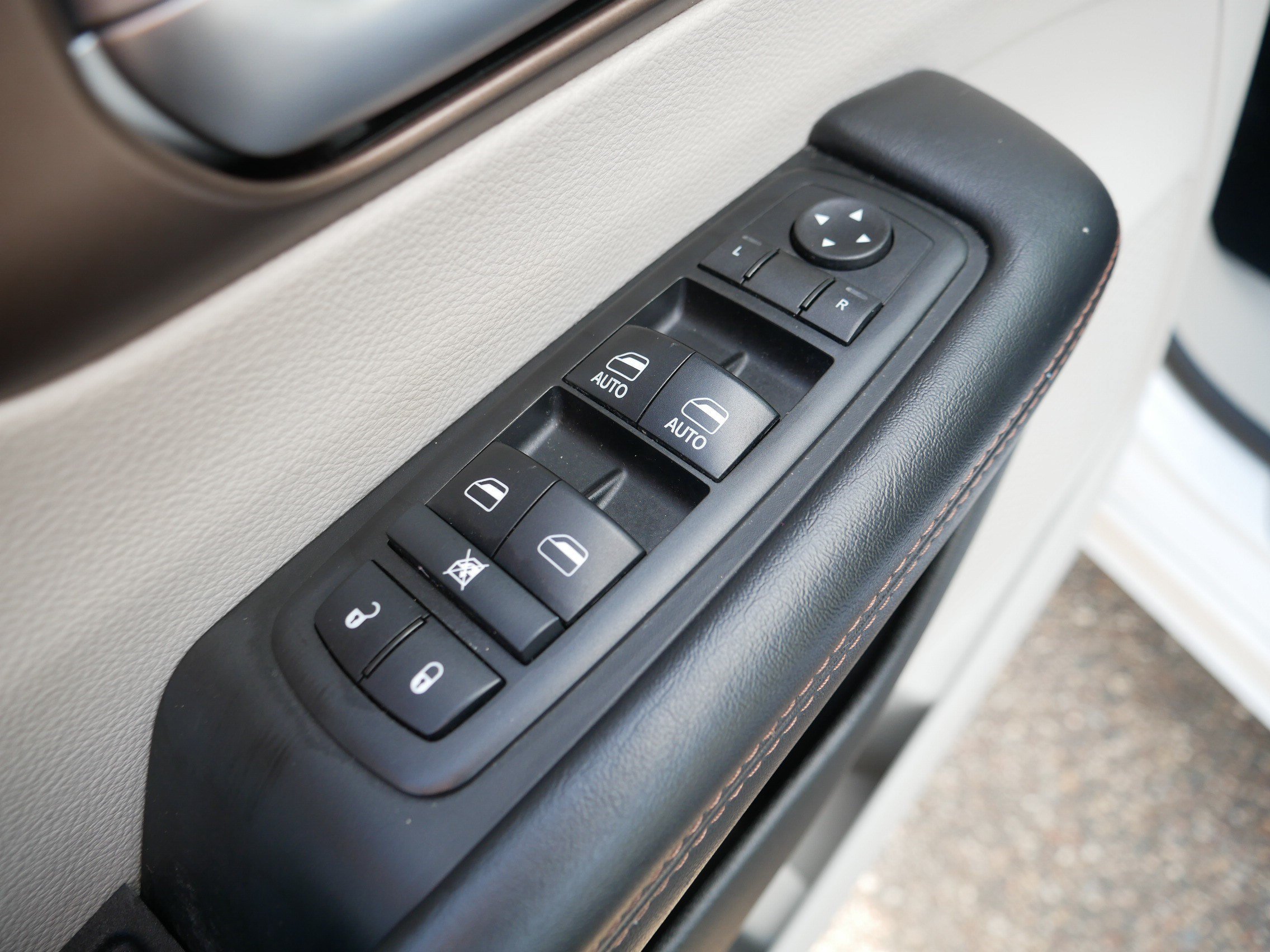 Used 2017 Bright White Clearcoat Chrysler Touring-L image 19