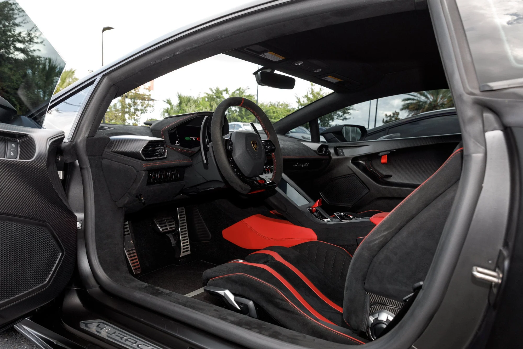 Used 2021  Lamborghini Base image 27