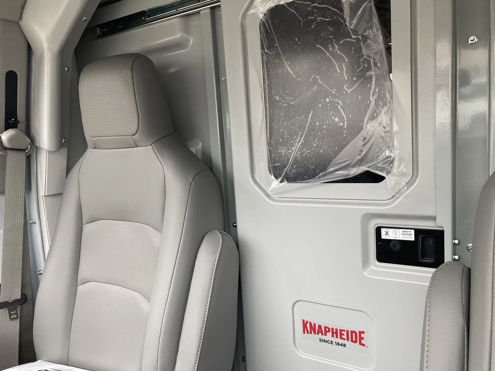New 2027 Oxford White Ford E-350 SRW image 15