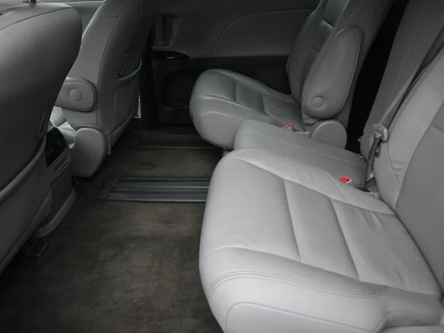 Used 2018 Silver Toyota XLE image 25