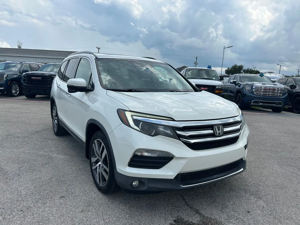 Used 2017  Honda Touring image 5