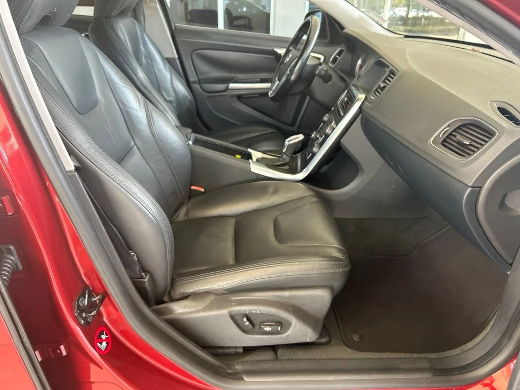 Used 2013  Volvo  image 18