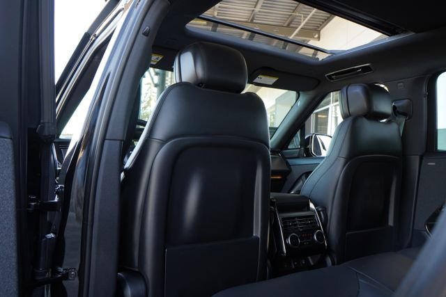 Used 2024  Land Rover Dynamic SE image 28