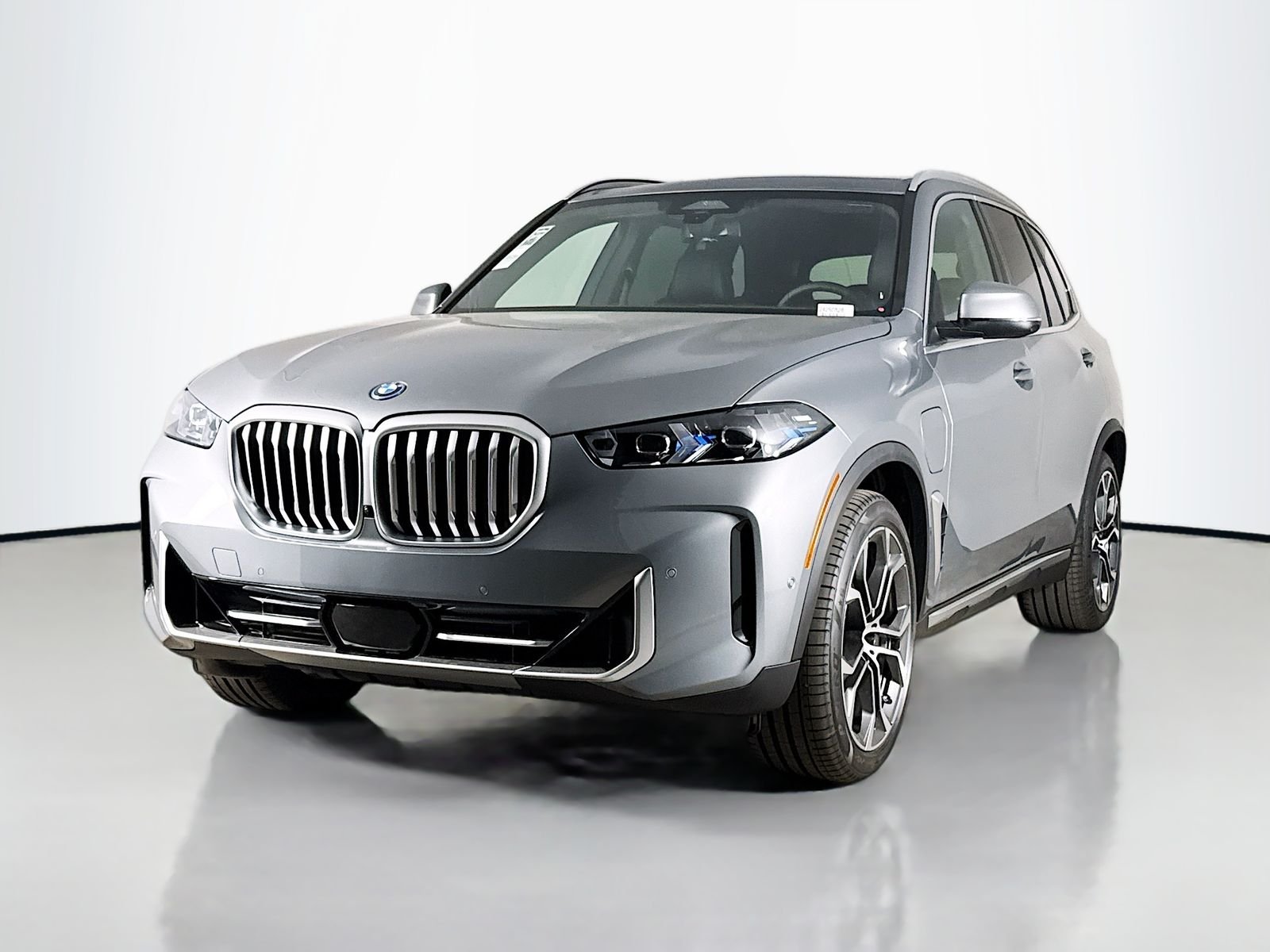 New 2026 Skyscraper Grey Metallic BMW xDrive50e image 3