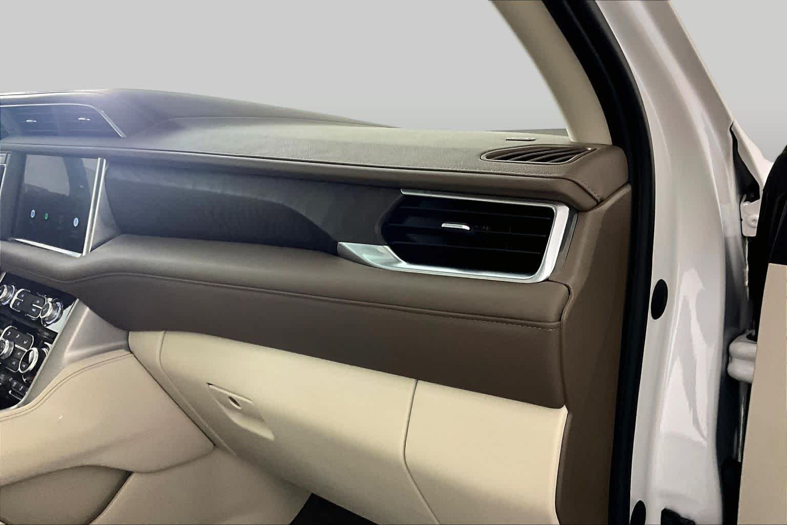 Used 2023 White Frost Tricoat GMC Denali image 17