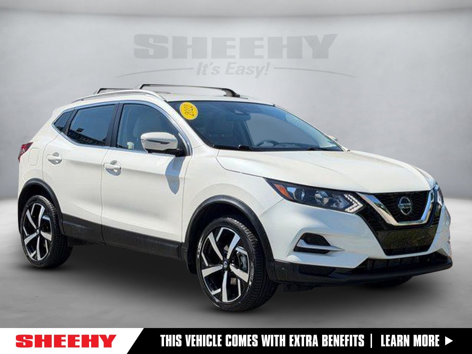 Used 2022 White Nissan SL image 1