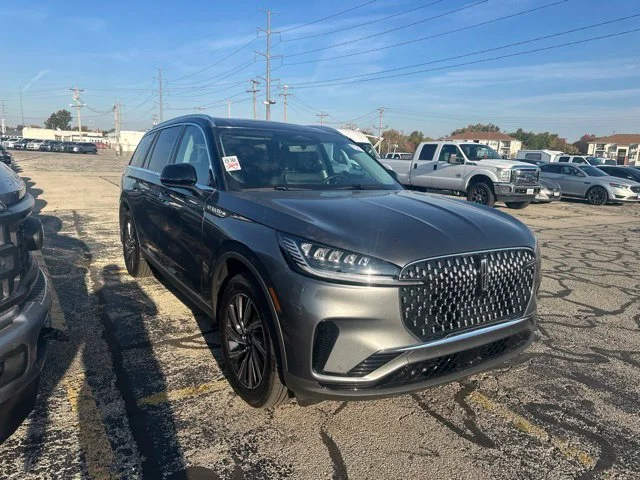 Used 2025 Gray Metallic Lincoln Premiere image 5