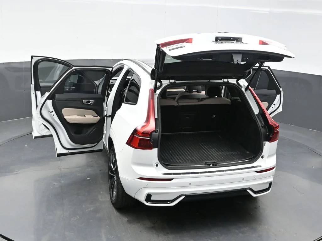 New 2026 Crystal White Volvo Plus image 34