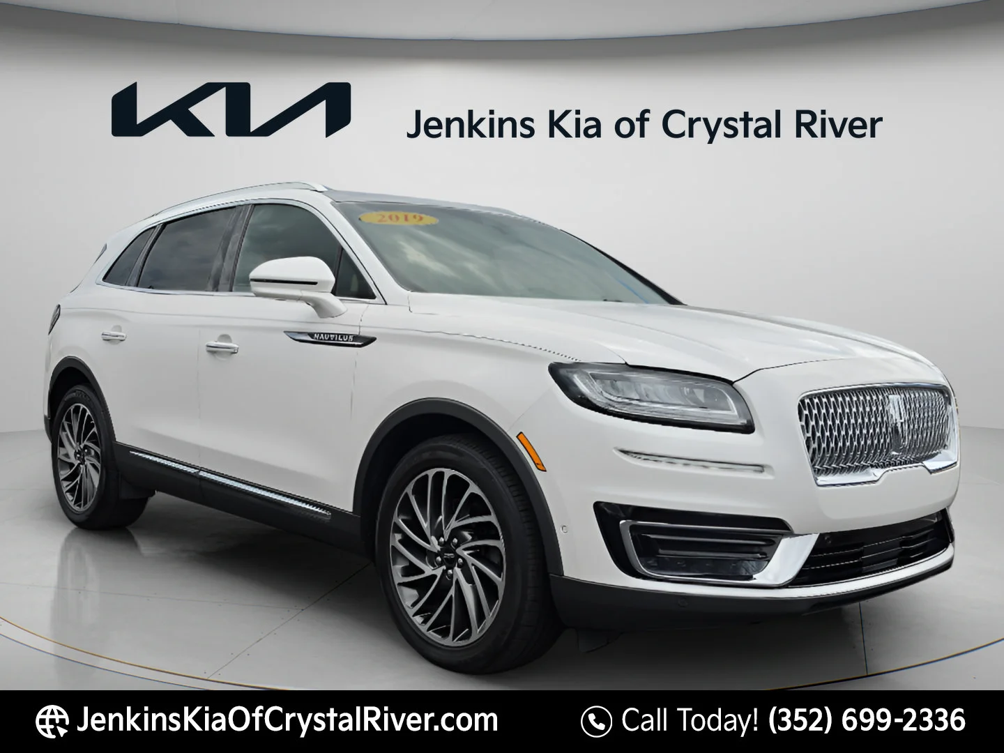 Used 2019 White Platinum Clearcoat Metallic Lincoln Reserve image 1