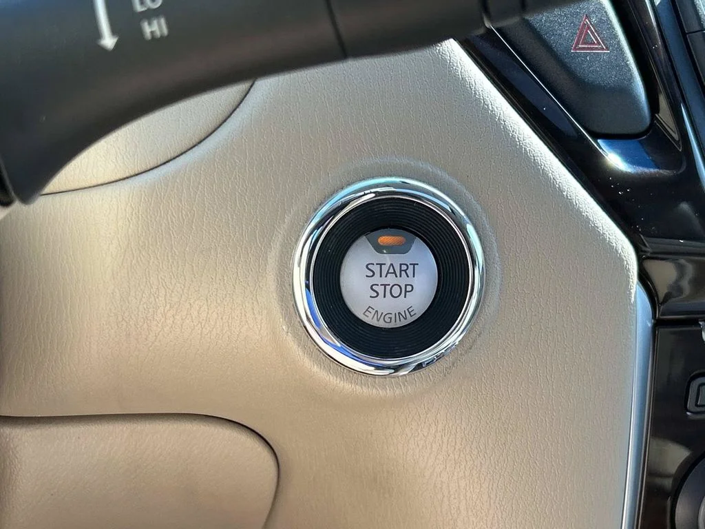Used 2015 White Nissan SL image 37