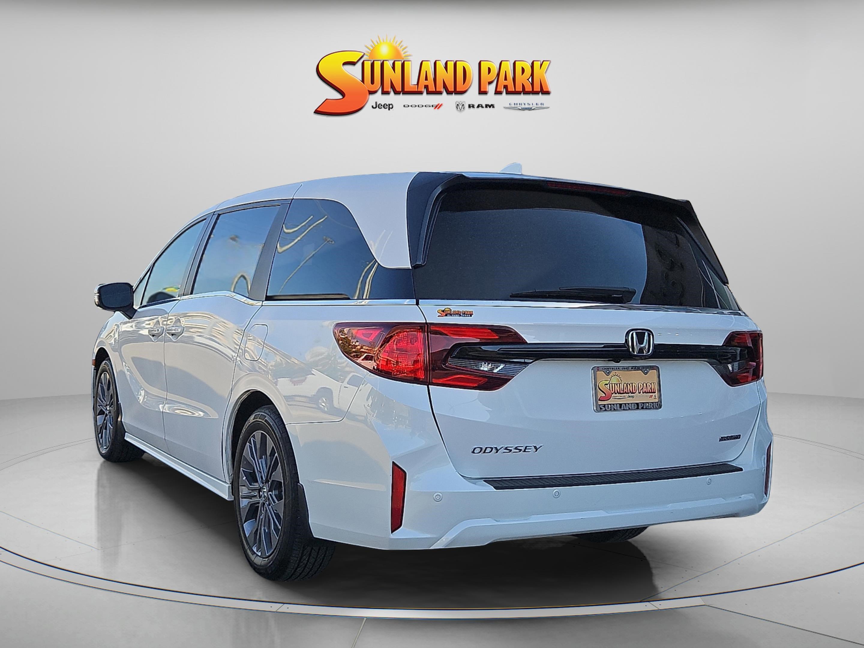 Used 2025 Platinum White Pearl Honda Touring image 4