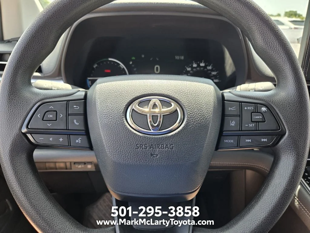 Used 2025 White Toyota LE image 21