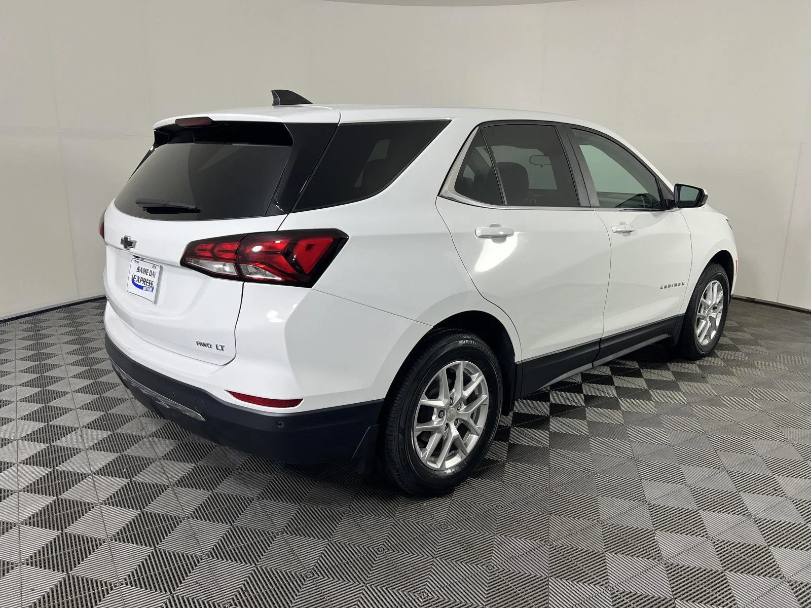 Used 2024 Summit White Chevrolet LT image 25