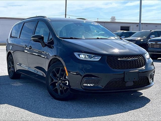 2025 Chrysler Pacifica Limited's photo