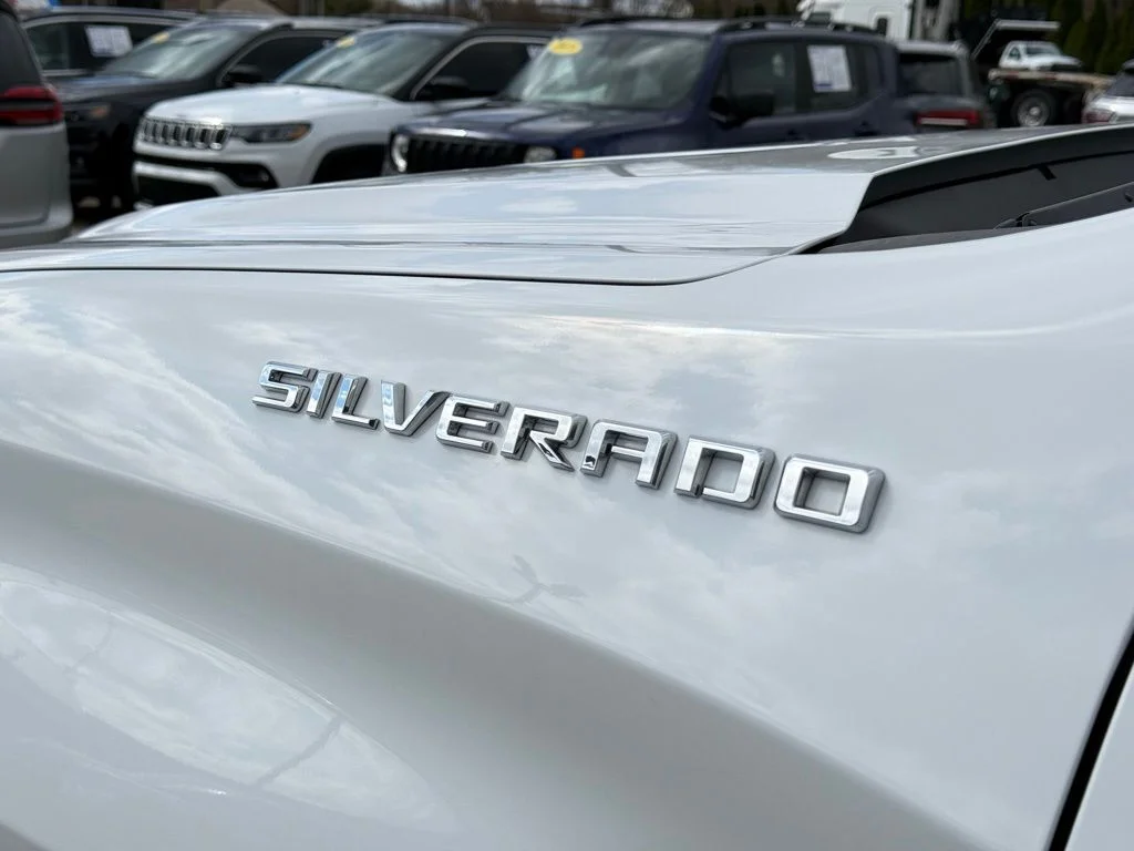 Used 2022  Chevrolet Custom image 9