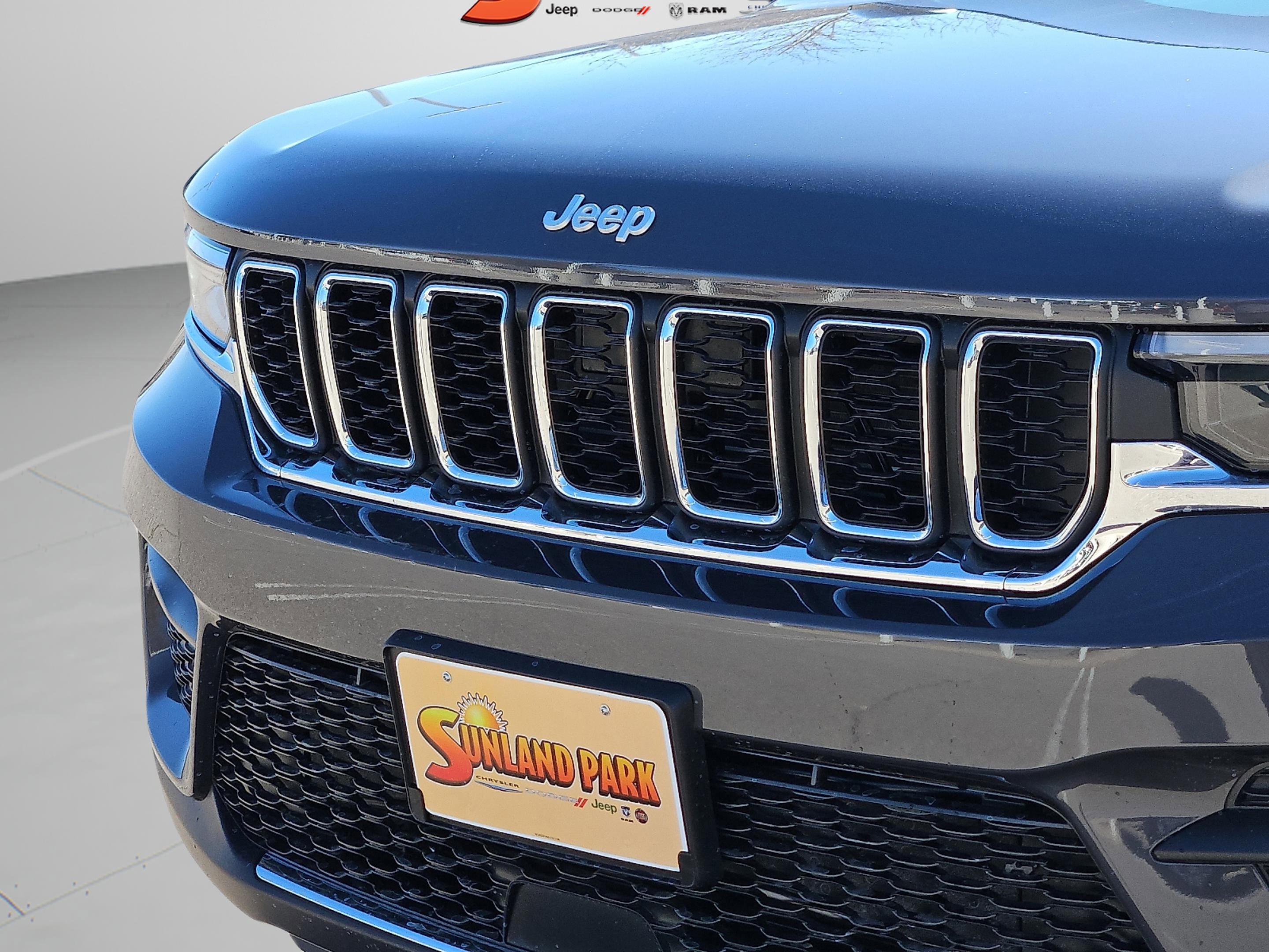 New 2025 Baltic Gray Metallic Clear-Coat Exterior Paint Jeep Laredo image 21