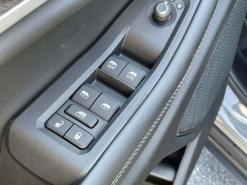 New 2027 Sting-Gray Clear-Coat Paint Jeep Laredo Altitude image 25