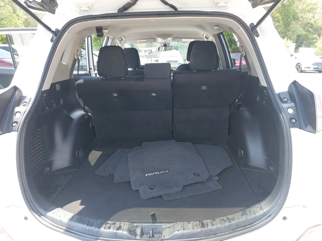 Used 2018 White Toyota LE image 12