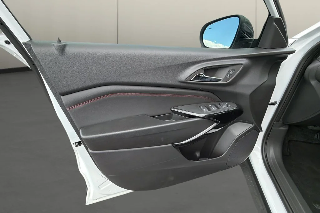 New 2026 Summit White Chevrolet 2RS image 14