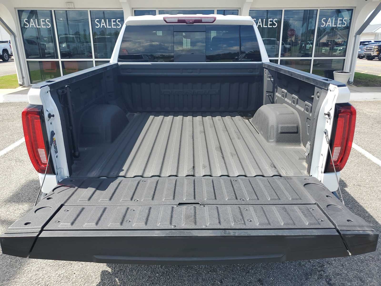 Used 2023 White Frost Tricoat GMC Denali Ultimate image 5