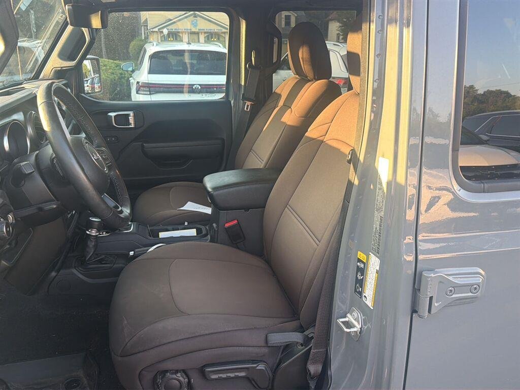 Used 2023 Sting-Gray Clearcoat Jeep High Tide image 3