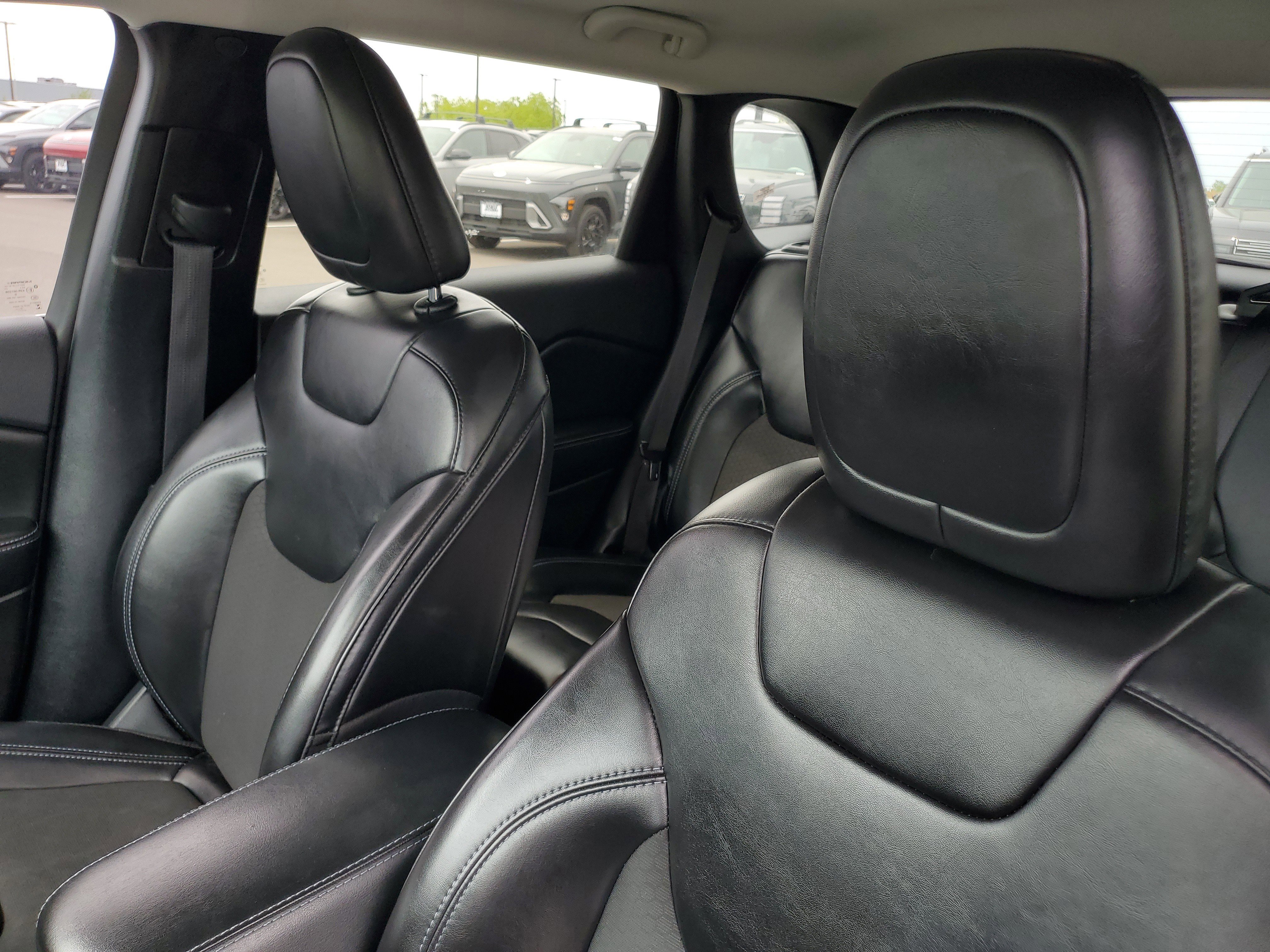 Used 2020 Diamond Black Crystal Pearlcoat Jeep Latitude Plus image 16
