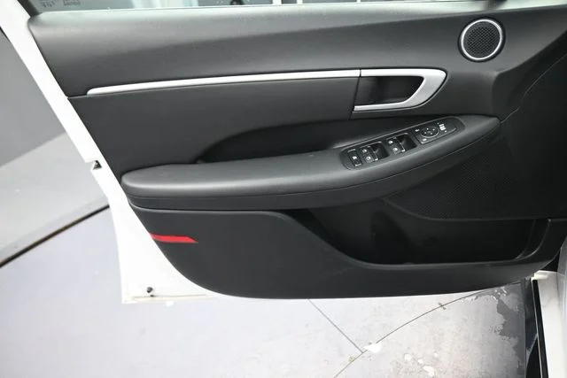 Used 2025 White Hyundai SEL image 21