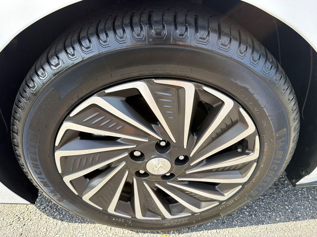 Used 2023 White Hyundai SEL image 11