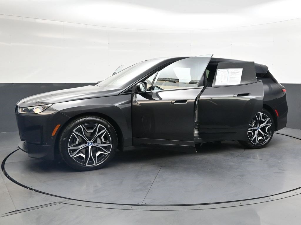 Used 2022 Gray BMW xDrive50 image 33