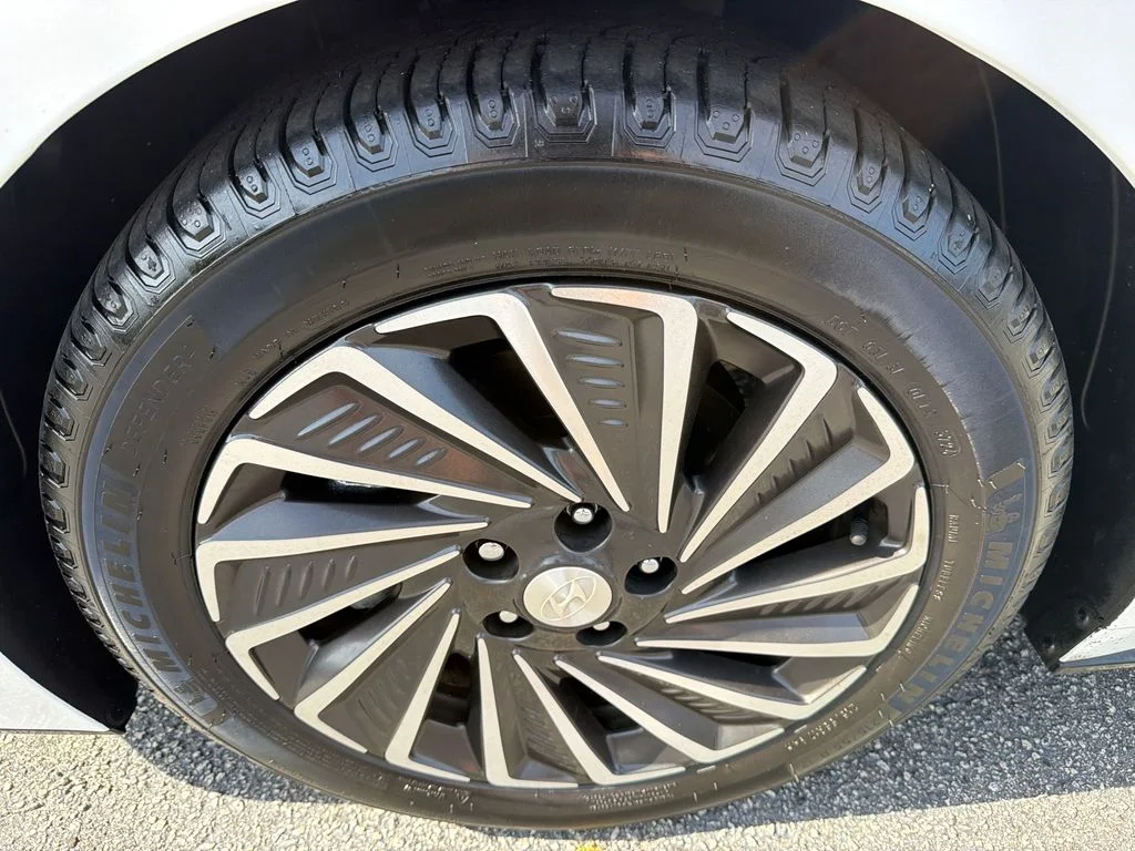 Used 2023 White Hyundai SEL image 11