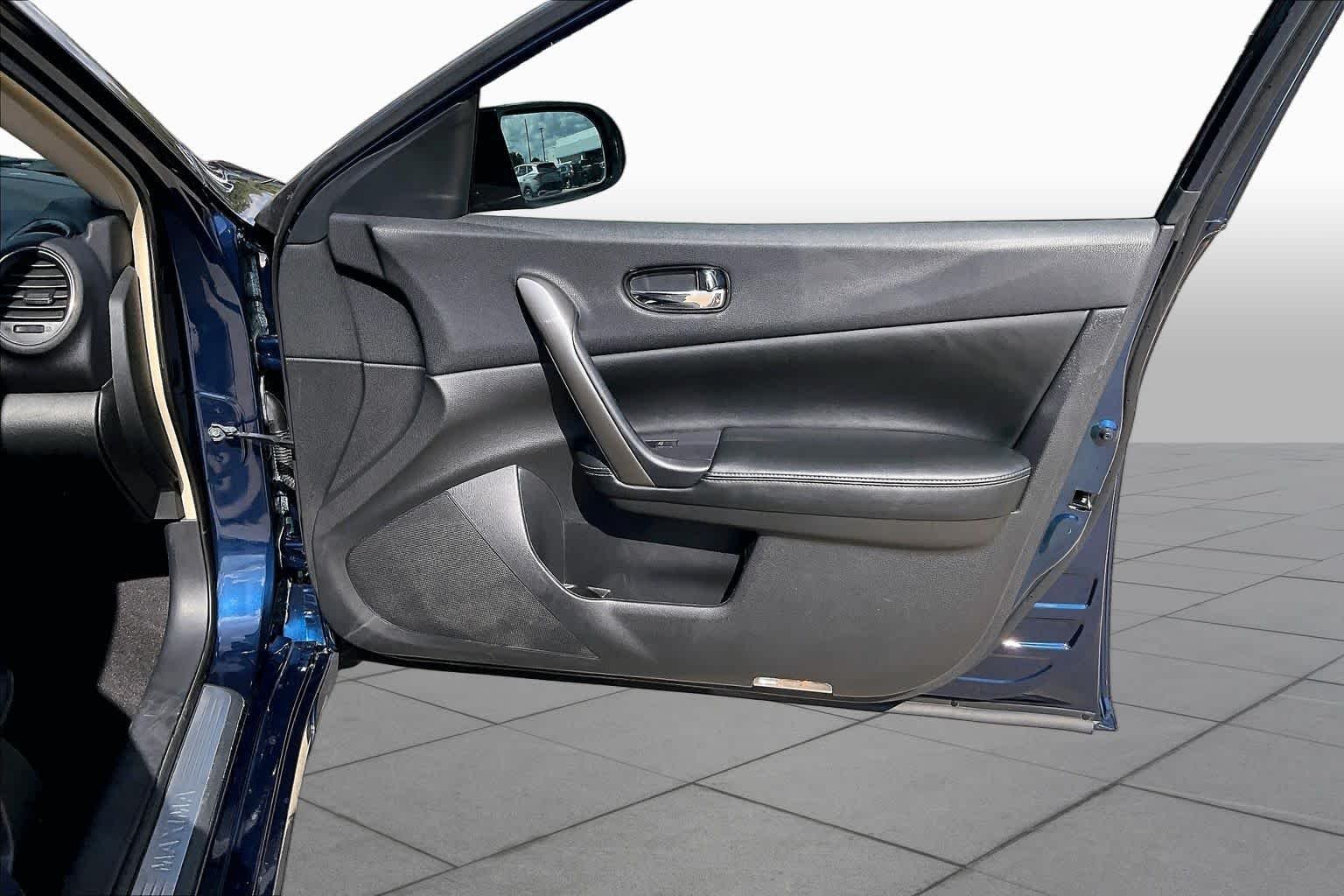 Used 2014 Navy Blue Metallic Nissan 3.5 SV w/Sport Pkg image 23
