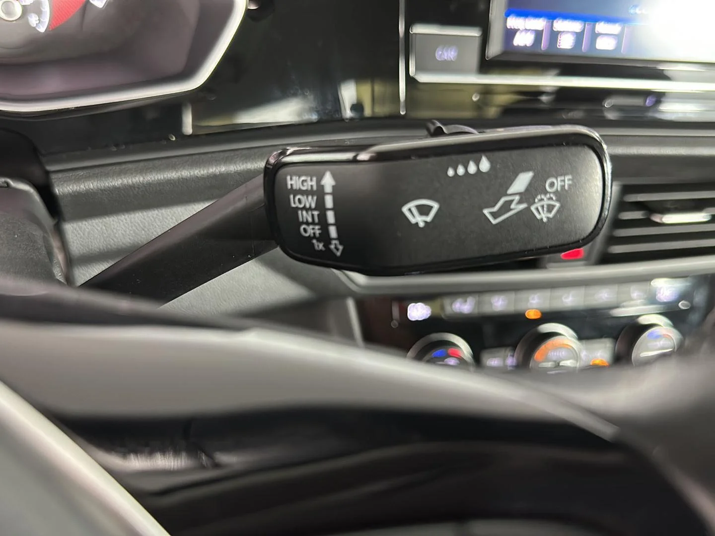 Used 2019 Platinum Gray Metallic Volkswagen SE image 23