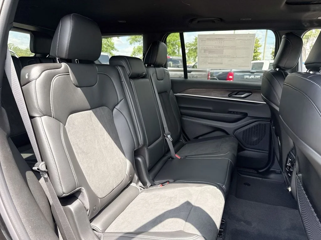 New 2026 Diamond Black Crystal Pearl-Coat Exterior Paint Jeep Laredo image 27