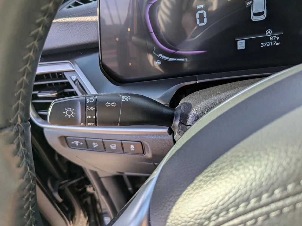 Used 2025 Black Kia S image 31