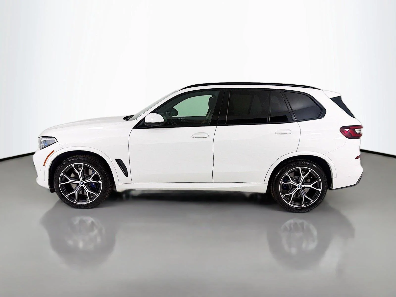 Used 2021 Alpine White BMW M50i image 2