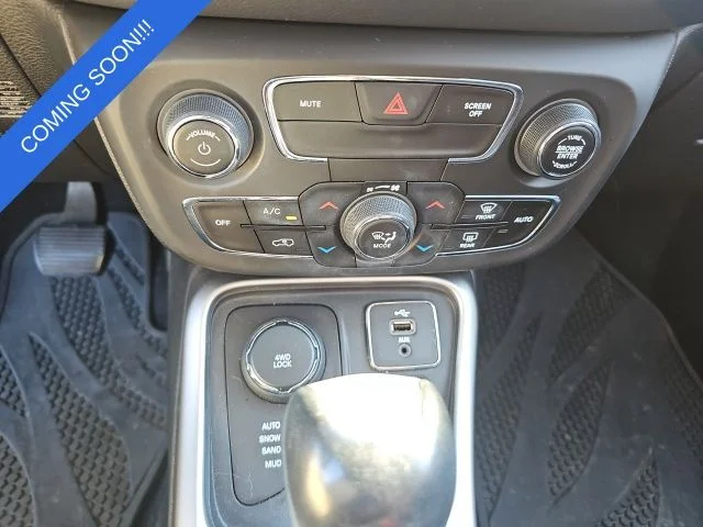 Used 2017 White Jeep Latitude image 17