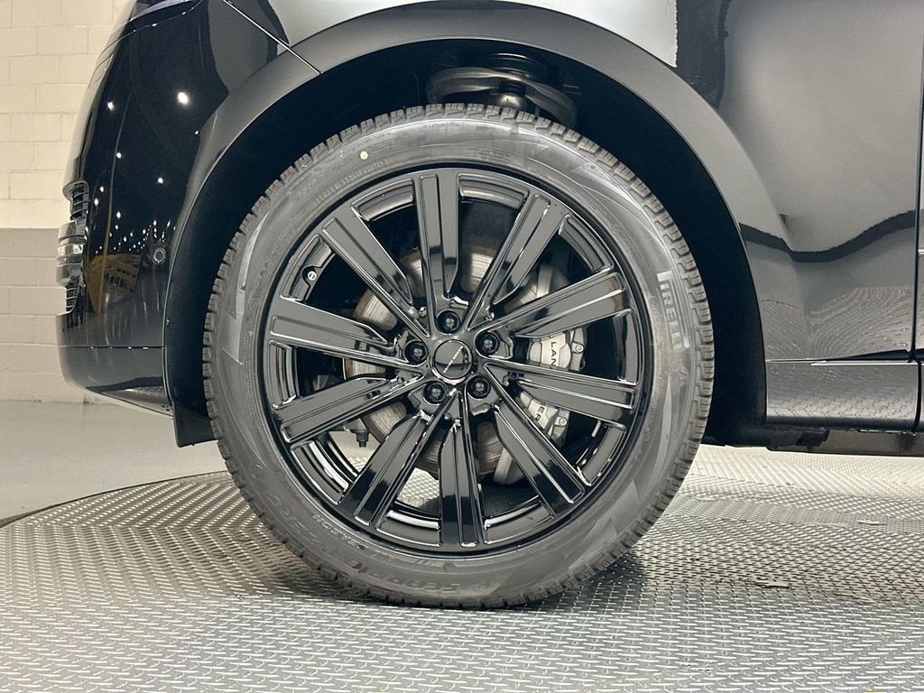 New 2026 Santorini Black Land Rover SE image 5