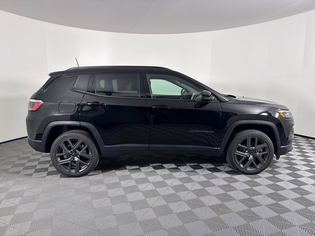 New 2026 Diamond Black Crystal Pearl-Coat Exterior Paint Jeep Limited Altitude image 15