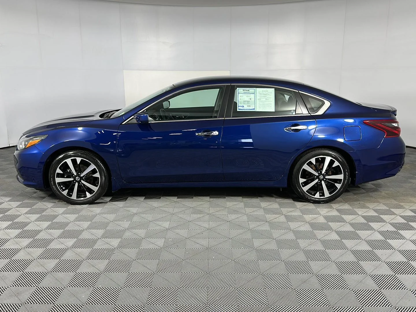 Used 2018 Deep Blue Pearl Nissan 2.5 SR image 13
