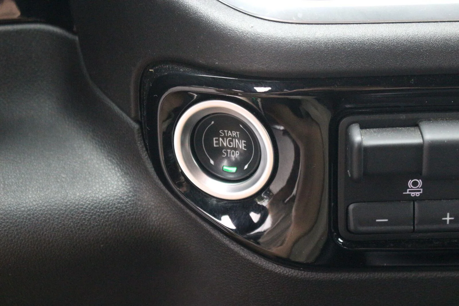 Used 2025 Sterling Metallic GMC SLT image 28